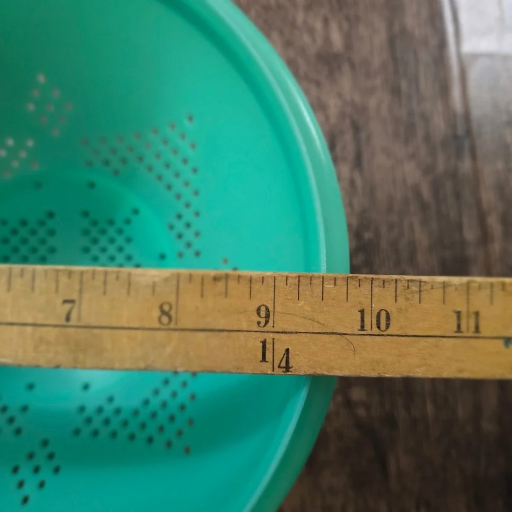 TUPPERWARE Colander Kitchenware 9.25in Green Excellent Vintage Starburst Pattern